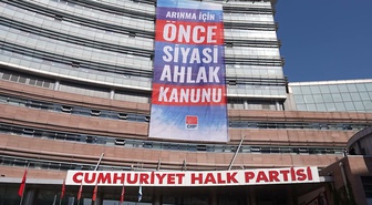 CHP Genel Merkezi'ne “Arınma için önce siyasi ahlak kanunu” pankartı asıldı