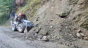 Düzce'de heyelanla kapanan Fındıklıaksu köyü yolu İl Özel İdaresi ekiplerince açıldı
