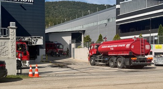 Düzce Gümüşova OSB'de plastik fabrikasının bacasında çıkan yangın hasara yol açtı