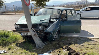 Elazığ'da refüjdeki aydınlatma direğine çarpan otomobilde 2 kişi yaralandı