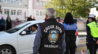 Erzincan'da okul çevresinde 4 servis aracı ve 28 sivil araç denetlendi