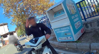 Yaya köprüsünden motosikletiyle inip kuryeye çarptı! 'Ehliyetim yok abi' deyip kaçtı
