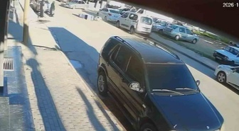 Karaman'da sürüklenen motosiklet otomobile çarptı, 21 yaşındaki motokurye yaralandı