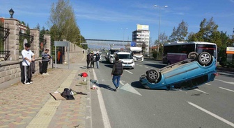 Kastamonu'da manevra sonrası takla atan otomobilde 3 kişi yara almadı
