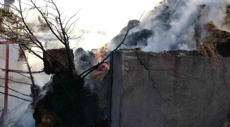 Kastamonu'da saman karma makinesindeki yangında yaklaşık 8 bin balya saman kül oldu.