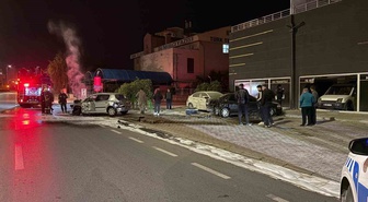 Kayseri Melikgazi'de otomobil 3 araca çarpıp alev aldı, 2 kişi yaralandı