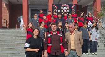 Kızılay gönüllüleri Kocasinan Beyazşehir İlkokulu öğrencilerine pamuk şeker dağıttı