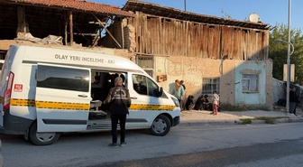 Malatya'da baba evine dönen 3 çocuk annesini yatağında bıçakladı! Kızını korumak isteyen anne de yaralandı