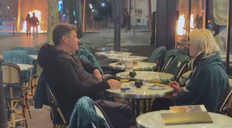 Paris alev alev, onlar keyifte! Çatışmaların ortasında içkilerini yudumladılar