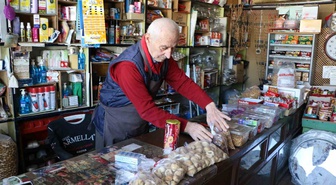 Safranbolu'da 80 yaşındaki Muzaffer Aydın, 62 yıllık dostunun bakkalını açık tutuyor