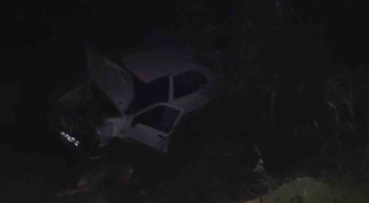Şanlıurfa'nın Harran ilçesinde tahliye kanalına devrilen otomobilde 3 kişi yaralandı