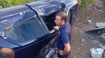 Siirt Kurtalan'da evin bahçesine düşen ve ters dönen otomobildeki 4 kişi yaralandı