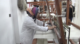 Siirt Olgunlaşma Enstitüsünde kilim ustası keten dokumacılığını sürdürüyor