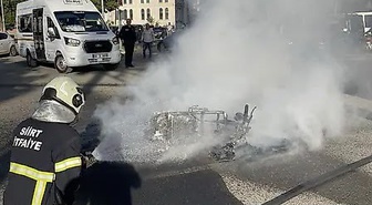 Siirt'te motosikletle hafif ticari araç çarpıştı, motosikletteki yangın söndürüldü