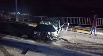 Sivas Suşehri'nde otomobil direğe çarptı, direk devrildi ve sürücü yaralandı