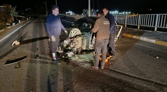 Sivas Suşehri'nde otomobil direğe çarptı, yaralı sürücüyü itfaiye kurtardı