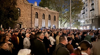 Sofya'da düzenlenen protestoda binlerce kişi Yotova ve Radev'i istifaya çağırdı