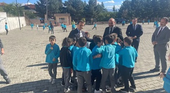 Tosya Kaymakamı Konak, okul ziyaretinde öğrencilerle sohbet edip isteklerini dinledi