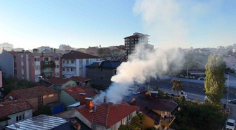 Uşak Dikilitaş'ta tek katlı evin çatısındaki yangın itfaiye ekiplerince söndürüldü