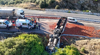 Uşak'ta domates yüklü tır devrildi, sürücüsü hayatını kaybetti