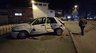 Yalvaç'ta iki otomobil kavşakta çarpıştı, 3 kişi yaralandı; kaza anı kameraya yansıdı