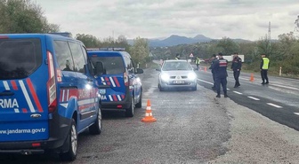 Zonguldak Çaycuma'da jandarma, Nebioğlu-Kozcağız güzergahında trafik denetimi yapıyor