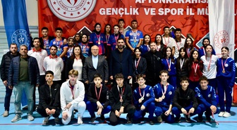 Afyonkarahisar'da gençler floor curling müsabakalarında Şimşek kulüpleri birinci oldu