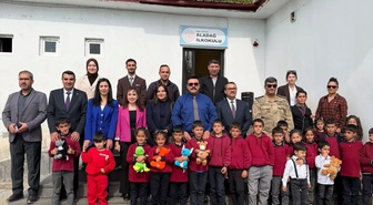 Ağrı Patnos'ta adli ve idari yetkililer, Aladağ İlkokulu öğrencilerine hediye verdi