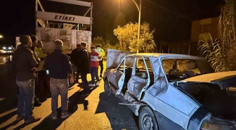 Antalya Serik'te otomobilin kamyona arkadan çarpması sonucu 3 kişi yaralandı