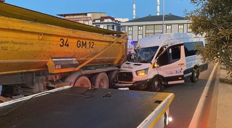 Arnavutköy'de işçi servisi park halindeki hafriyat kamyonuna çarptı, 9 kişi yaralandı