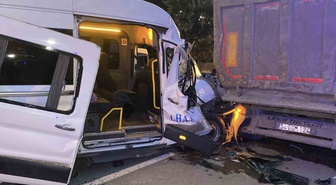 Arnavutköy'de servis minibüsü hafriyat kamyonuna çarptı, 9 kişi hafif yaralandı