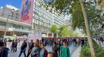 Atina'da 10 binden fazla öğrenci ve öğretmen eğitim sorunlarını protesto etti