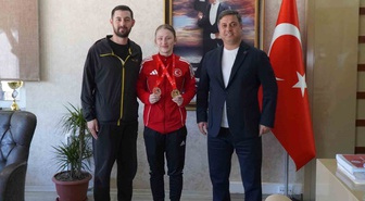 Avrupa şampiyonu karateci Nurbade Büber, İl Müdürü Öztürk tarafından ödüllendirildi