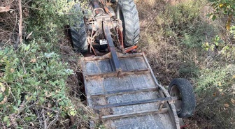 Balıkesir Ayvalık'ta tarla yolunda devrilen traktörün sürücüsü yaralandı