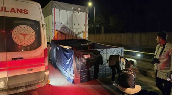 Bandırma'da lastiği patlayan motosiklet tırın dorsesine çarptı, motokurye öldü