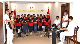 Çeşme'de Koridorda Müzik projesinin 5. yıl konserinde öğrenciler sahne aldı