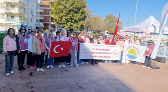Çınarcık'ta meme kanseri farkındalığı için sahil boyunca yürüyüş yapıldı