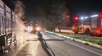Denizli Acıpayam'da seyir halindeki tırın dorsesinde yangın çıktı