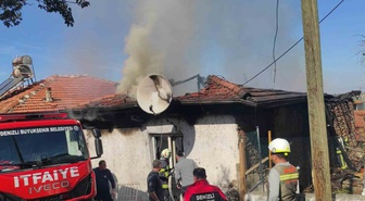 Denizli Pamukkale'de müstakil ev yangını, evi kullanılamaz hale getirdi
