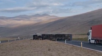 Doğubayazıt'tan Iğdır yönüne giden tır devrildi, karayolu ulaşıma kapandı