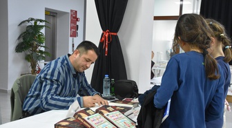 Edirne'de öğretmen Başar Atarbay, kızı için yazdığı masallarla 6 kitap yayımladı