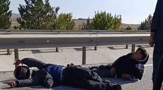 Eskişehir Sivrihisar'da refüje çarpan motosiklette 2 kişi yaralandı