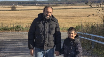 Finlandiya'da Hasan Tekgöz, otizmli oğluna hayatını adayıp pizzacı dükkanını sattı