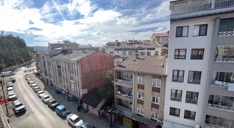 Hatice Baydiker, apartmanlar arasındaki 60 yıllık evini müteahhitlere satmıyor