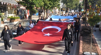 İzmir Ödemiş'te öğrenciler Cumhuriyet'in 103. yılında bayrak yürüyüşü yaptı