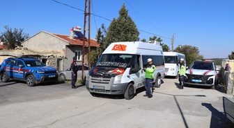 Karaman'da jandarma okul çevresi denetiminde 597 servis aracını sorguladı