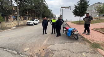 Kilis'te otomobille çarpışan motosikletteki 2 kişi yaralandı