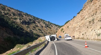 Kontrolden çıkan malzeme yüklü tır Kilis-Hatay yolunda devrildi, sürücü yaralandı