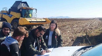 Konya Karapınar'da çerezlik ayçiçeği hasadında biçerdöverler denetlendi