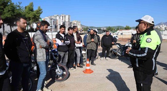 Kozan'da motokuryelere trafik eğitimi verildi, 'paketi 10 dakikada götürün' denildi